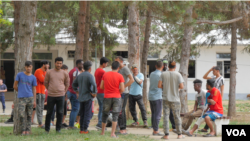 Arhiva - Migranti u prihvatnom centru u Obrenovcu kod Beograda.