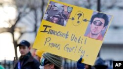 Demonstranti koji podržavaju optuženog za ubistvo Luiđija Manđonea ispred suda u Njujorku, 23. decembar 2024. (Foto: AP/Stefan Jeremiah)