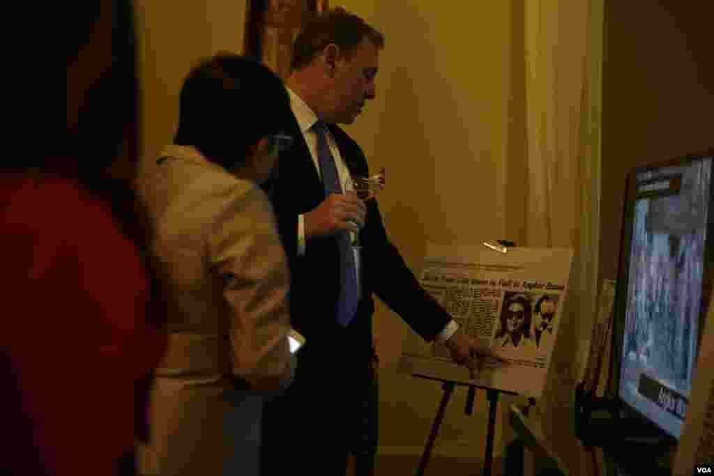 លោក William Heidt ឯកអគ្គរដ្ឋទូតសហរដ្ឋអាមេរិកប្រចាំកម្ពុជា និង​អ្នកស្រី ភឿង សកុណា &nbsp;រដ្ឋមន្រ្តីក្រសួងវប្បធម៌ កំពុងមើលរូបថតដែលត្រូវបានតាំងបង្ហាញនៅក្នុងពិធីអបអរខួបគម្រប់៥០ឆ្នាំនៃទស្សនកិច្ចរបស់អ្នកស្រី Jacqueline Kennedy ដែលជាភរិយារបស់ប្រធានាធិបតីអាមេរិកទី៣៥ លោក John F. Kennedy កាលពីថ្ងៃទី១៤ វិច្ឆិកា ២០១៧ រាជធានី ភ្នំពេញ។(ទុំ ម្លិះ/VOA)