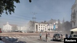 Situasi alun-alun di Kota Chernihiv, Ukraina, setelah dihantam rudal Rusia, Sabtu, 19 Agustus 2023. (Foto: Kepolisian Ukraina/handout via Reuters)