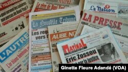 Une vue partielle des journaux qu'on retrouve au Benin, le 13 mai 2018. (VOA/Ginette Fleure Adandé)
