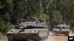 14일 이스라엘군 탱크가 가자 접경으로 이동하고 있다.