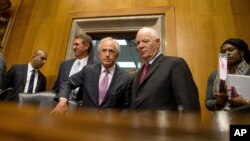 باب کورکر (جمهوریخواه) رئیس کمیته روابط خارجی و بن کاردن عضو ارشد دموکرات این کمیته در سنای آمریکا