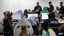 ဖိလစ်ပိုင်နိုင်ငံမှာ ရာဇဝတ်ဂိုဏ်းတိုက်ဖျက်ရေးကော်မရှင် (PAOCC) နဲ့ ဖိလစ်ပိုင်စုံစမ်းစစ်ဆေးရေးဗျူရိုတပ်ဖွဲ့ဝင်တွေက အွန်လိုင်းငွေလိမ်ဂိုဏ်းတခုကို မနီလာမြို့တော်မှာ ဝင်ရောက်စီးနင်းစဥ်။ (ဇန်နဝါရီ ၃၁၊ ၂၀၂၅) 