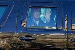 도널드 트럼프 대통령이 14일 워싱턴 D.C.에서 차를 탄 채 지지자들에게 손을 흔들고 있다.