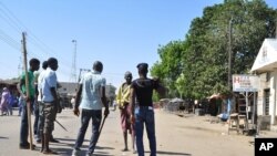 ក្រុមអ្នកការពារបានដាក់បង្ខាំងផ្លូវមួយបន្ទាប់ពីមានការផ្ទុះគ្រាប់បែកចំនួនពីរនៅផ្សារមួយនៅប្រទេសនីហ្សេរីយ៉ានៅថ្ងៃទី០១ ខែធ្នូ ឆ្នាំ២០១៤។