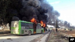 Des bus ont été incendiés, ici dans la province d'Idlib, en Syrie, le 18 décembre 2016.
