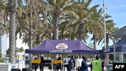 11月5日，加州洛杉矶选民在投票。