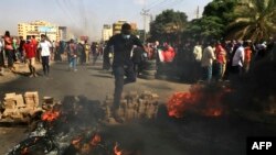 Manifestation à Khartoum, au Soudan, pour dénoncer les détentions nocturnes par l'armée de membres du gouvernement, le 25 octobre 2021.