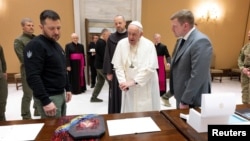 Paus Fransiskus bertemu dengan Presiden Ukraina Volodymyr Zelenskyy, di Vatikan, 13 Mei 2023. (Foto: Media Vatikan via REUTERS)