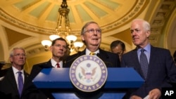 លោក Mitch McConnell ប្រធាន​ក្រុម​សំលេង​ភាគ​ច្រើន​របស់​ព្រឹទ្ធសភា​ថ្លែង​ទៅ​កាន់​អ្នក​សារព័ត៌មាន​នៅ​វិមាន Capitol Hill ក្នុង​រដ្ឋធានី​វ៉ាស៊ីនតោន កាលពី​ថ្ងៃអង្គារ​ ទី៥ ខែឧសភា ឆ្នាំ២០១៥។