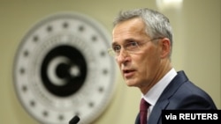 资料照片：北约秘书长斯托尔滕贝格在土耳其首都举行记者会。（2020年10月5日）