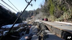 Jalan yang runtuh sebagian akibat tanah longsor menyusul gempa bumi dahsyat terlihat di dekat Kota Anamizu, Prefektur Ishikawa, Selasa, 2 Januari 2024. (Foto: AP)