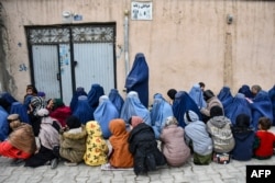 Mozori-Sharif ko'chalarida ovqat so'rab o'tirgan xotin-qizlar, Afg'oniston, 5-mart, 2025