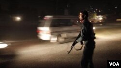 Polisi Afghanistan mengawasi kendaraan yang masuk menuju Hotel Inter Continental di Kabul. Hotel mewah ini diserang oleh militan Taliban (28/6).