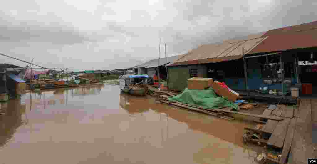 ផ្ទះ​​របស់​ជនជាតិ​វៀតណាម (មិន​មែន​មាន​ន័យ​ថា​​ខុស​ច្បាប់​ទេ)​នៅ​តំបន់ទន្លេបាសាក់​​ នៅសង្កាត់​ព្រែកប្រា ខណ្ឌ​ច្បារអំពៅ ​រាជធានី​ភ្នំពេញ នៅ​ថ្ងៃសុក្រ ទី​១៩ ខែ​សីហា ឆ្នាំ​២០១៦។​(ឡេង​ ឡែន/VOA)