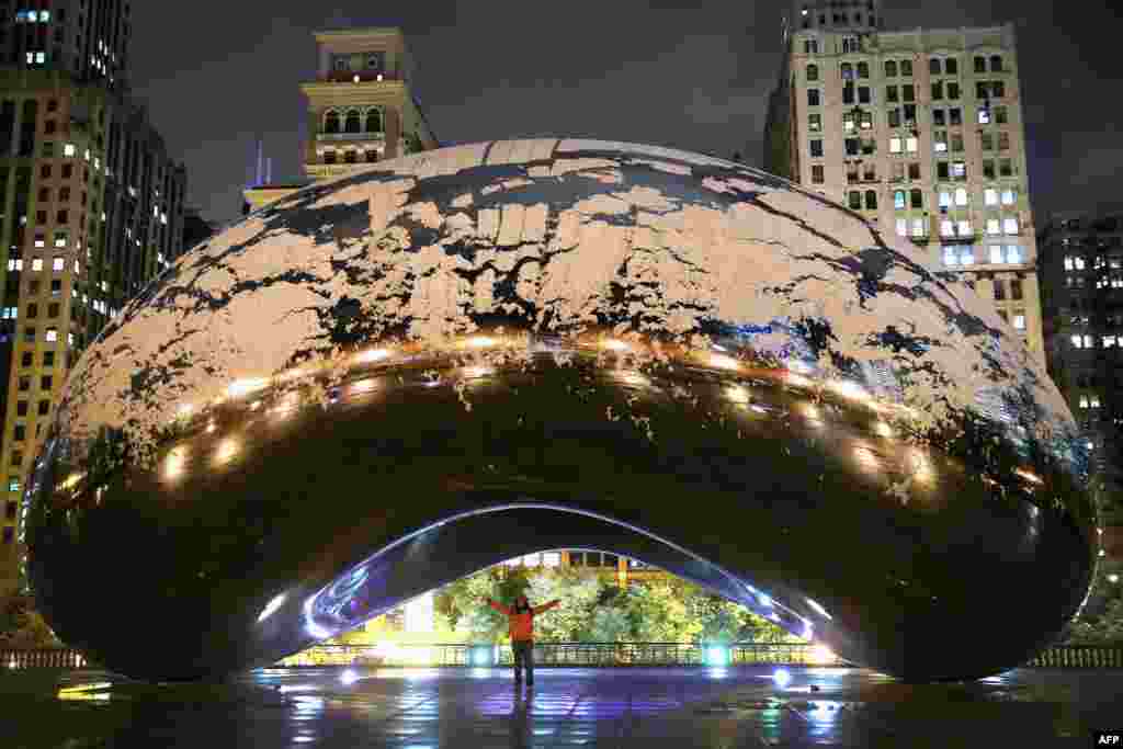 Salju tampak menutupi monumen &quot;The Bean&quot; di taman Milennium di kota Chicago, negara bagian Illinois, AS.