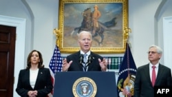 جو بایدن، رئیس جمهوری آمریکا، در کنار کامالا هریس، معاون ریاست جمهوری، و مریک گارلاند، دادستان کل. واشنگتن، یکشنبه ۲۴ تیر ۱۴۰۳