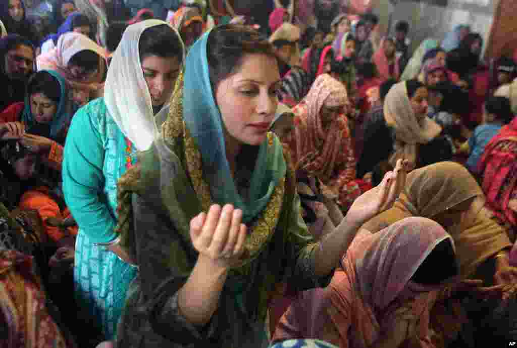Mata&nbsp; A Pakistan Na Addu&#39;a Da Juyayin Rasuwar &#39;Yan Uwan Su, Da Bam Ya Harin Bam Ya Hallaka, Maris 28, 2016. Christian women pray during an Easter service at St Anthony&#39;s Church in Lahore, Pakistan, March 27, 2016.
