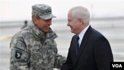 Komandan Pasukan AS dan NATO di Afghanistan Jenderal David Petraeus (kiri) menyambut kedatangan Menteri Pertahanan Robert Gates di Kabul, Senin (7/3).