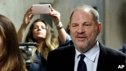 Harvey Weinstein meninggalkan pengadilan negara bagian New York, 26 April 2019. (Foto: dok).