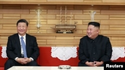 朝鲜领导人金正恩在平壤会晤到访的中国国家主席习近平。（朝鲜官媒朝中社2019年6月21日发布）