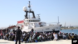 រូប​ឯកសារ៖ ក្រុម​ជន​ចំណាក​ស្រុក​កំពុង​អង្គុយ​ ក្រោយ​ពេល​ចាក​ចេញ​ពី​នាវា​ជួយ​សង្រ្គោះ Phoenix នៅ​ក្នុង​ប្រទេស​អ៊ីតាលី​កាល​ពី​ឆ្នាំ​មុន។