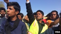 Despite common misconceptions, all migrants have the right to apply for asylum in countries that are party to the relevant refugee conventions. These migrants are protesting in Lesbos, Greece, April 2016. (H. Murdock/VOA)