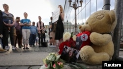 Pada pendukung komunitas LGBT menghadiri pawai setelah kematian Yelena Grigoryeva, seorang aktivis hak-hak LGBT di Saint Petersburg, Rusia 23 Juli 2019.
