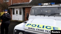 Seorang polisi berjaga di depan rumah kediaman Sergei Skripal, di Salisbury, Inggris, 6 Maret 2018. (Foto: dok).
