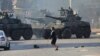 Des auto-blindées de l'armée dans les rues d'Harare, Zimbabwe, 1er août 2018.