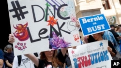 Para demonstran berunjuk rasa di pusat kota Philadelphia di hari pertama Konvensi Nasional Partai Demokrat Senin (25/7).