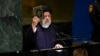 Presiden Iran Ebrahim Raisi mengangkat Al-Qur'an saat berpidato pada sesi ke-78 Majelis Umum PBB di markas besar PBB, Selasa, 19 September 2023. 