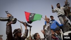 Pemberontak Libya menari-nari merayakan kemenangan setelah merebut kota Ajdabiya, di selatan Benghazi, Sabtu (26/3).