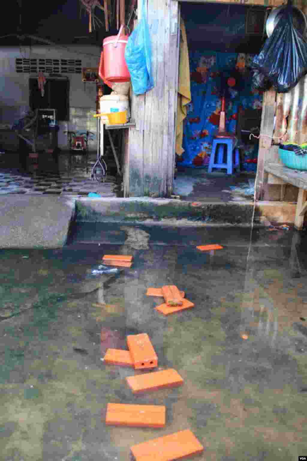 The flood water from the rain is still there in front of Khoeun Sovat&rsquo;s house in Boeung Kak community in Phnom Penh, Cambodia, Nov. 13, 2014. (Nov Povleakhena/VOA Khmer)