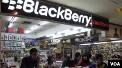 Menjamurnya pengguna smart-phone seperti Blackberry, mendongkrak pemakaian internet di Tiongkok.
