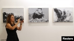 Seorang pengunjung mengambil foto karya-karya seni yang dipamerkan di Art Dubai, di Dubai, Uni Emirat Arab, 21 Maret 2018.