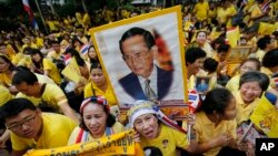 Pendukung raja Thailand Bhumibol Adulyadej, membawa foto dan banner, merayakan ulang tahun ke-87, di Bangkok, Thailand, 5 Desember 2014.