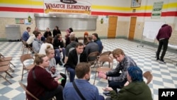 2024 年3月5日，在犹他州的共和党党团选举中，一些选民聚集在一起讨论共和党总统候选人和其他议题。