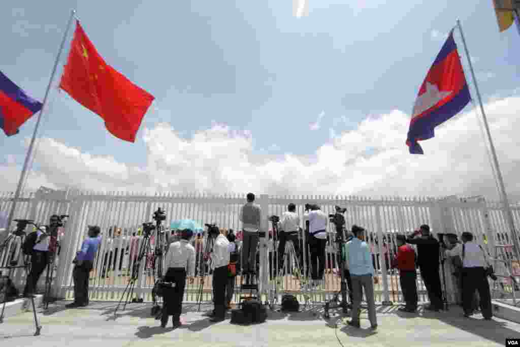 រុម​អ្នកសារព័ត៌មាន​រង់ចាំ​ថត​ការ​មក​ដល់​របស់​លោក​ប្រធានាធិបតី​ចិន​លោក​ Xi Jinping នៅ​ឯ​ព្រលានយន្តអន្តរជាតិ​ភ្នំពេញ​ ក្រុង​ភ្នំពេញ នា​ថ្ងៃ​ទី​១៣ ខែ​តុលា​ ឆ្នាំ២០១៦។ ក្នុង​ដំណើរ​ទស្សន​កិច្ច​ថ្ងៃទី​មួយ​​នេះ​ ​គេ​សង្កេត​ឃើញ​ថា​មាន​ការ​រឹតត្បិត​ដល់​ការ​ចុះ​យក​ព័ត៌មាន​ ​របស់​អ្នក​សារព័ត៌មាន​កម្ពុជា​មួយ​ចំនួន​ផង​ដែរ។​​ (ឡេង ឡែន/VOA)