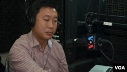 លោក សោម រតនា នាយក​ស្តីទី​នៃ​ដេប៉ាតឺម៉ង់​ប្រព័ន្ធ​ផ្សព្វផ្សាយ​និង​សារគមនាគមន៍​នៃ​សាកលវិទ្យាល័យ​ភូមិន្ទ​ភ្នំពេញ​ថ្លែង​ក្នុង​កម្មវិធី​ហេឡូវីអូអី​កាល​ពី​ថ្ងៃ​ច័ន្ទ​ទី​១០​ខែ​មីនា​ឆ្នាំ​២០១៤។ (លឹម សុធី/វីអូអេ)