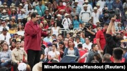 Presiden Venezuela, Nicolas Maduro (kiri) berbicara dalam sebuah kerumunan yang mendukungnya dan usulannya untuk Sidang Konstituen Nasional di Caracas, Venezuela, 27 Juni 2017 (foto: Istana Miraflores/Rilis via REUTERS)