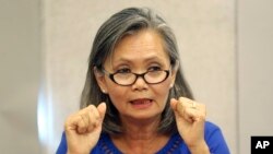 រូបឯកសារ៖ អ្នកស្រី មូរ សុខហួរ អនុប្រធាន​គណបក្ស​សង្គ្រោះជាតិ​ដែល​ត្រូវ​បាន​តុលាការ​រំលាយ​ចោល ថ្លែង​ក្នុង​សន្និសីទ​សារព័ត៌មាន​មួយ​នៅ​ទីក្រុង​ហ្សាការតា ប្រទេស​ឥណ្ឌូនេស៊ី ថ្ងៃទី៦ ខែវិច្ឆិកា ឆ្នាំ២០១៩។ 