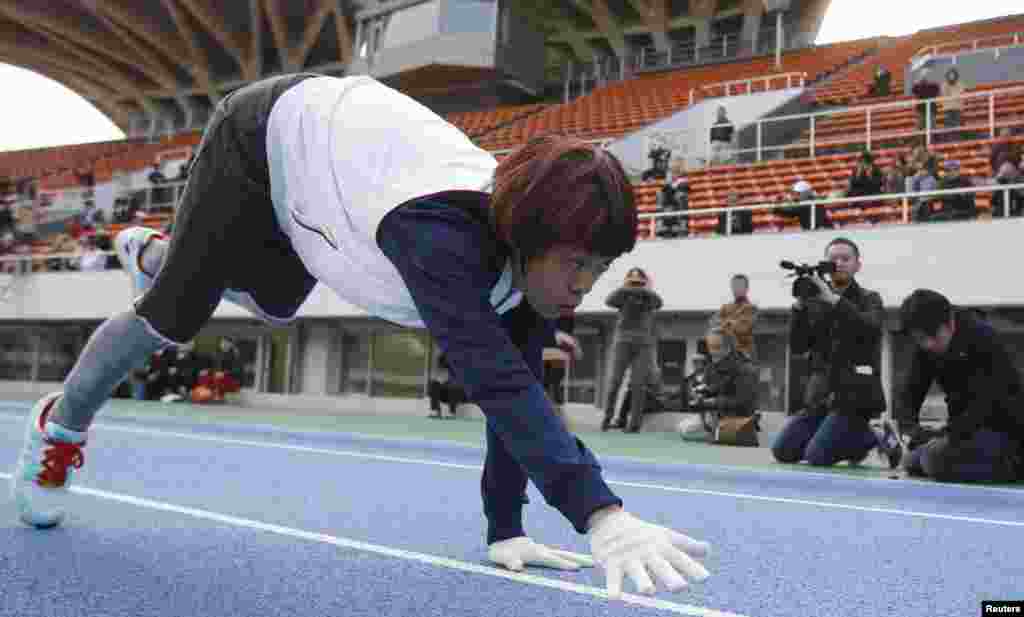 Kenichi Ito, pelari tercepat dunia dengan 4 kaki (atau tepatnya dua kaki dan dua tangan) melakukan latihan sebelum memecahkan rekor Guinness 100 meter atas namanya sendiri di Tokyo, Jepang. Kenichi, 31 tahun, mencatat rekor baru 16,87 detik untuk jarak 100 meter dengan berlari dengan &quot;4 kaki&quot;. 