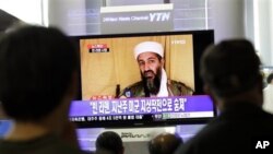 South Koreans watch a TV broadcasting a report about the death of Osama bin Laden, at Seoul train station in Seoul, South Korea, Monday, May 2, 2011.