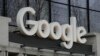 Logo google tersemat di kantor perusahaan teknologi tersebut yang berlokasi di New York, pada 26 Februari 2024. (Foto: AP/Seth Wenig)
