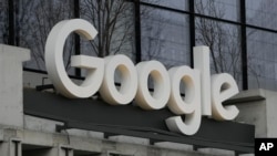 Logo google tersemat di kantor perusahaan teknologi tersebut yang berlokasi di New York, pada 26 Februari 2024. (Foto: AP/Seth Wenig)