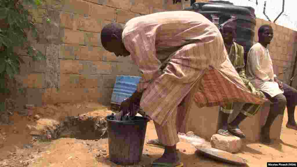 Un ex-combattants de Boko Haram lave son linge dans le centre de transition des repentis de Diffa, Niger, le 17 avril 2017 (VOA/Nicolas Pinault)