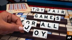 แฟ้ม - เกมต่อคำ Scrabble ตัวใหญ่ที่เหมาะกับผู้สูงวัย ปรากฏใน 2023 Toy Fair ที่นิวยอร์ก 2 ต.ค. 2023 (AP Photo/Richard Drew)