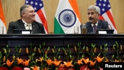 រដ្ឋមន្រ្តីការបរទេសអាមេរិកលោក Mike Pompeo (ខាងឆ្វេង) ជជែកជាមួយរដ្ឋមន្រ្តីការបរទេសឥណ្ឌាលោក Subrahmanyam Jaishankar នៅក្រសួងការបរទេសឥណ្ឌា កាលពីថ្ងៃទី២៦ ខែមិថុនា ឆ្នាំ២០១៩។ 